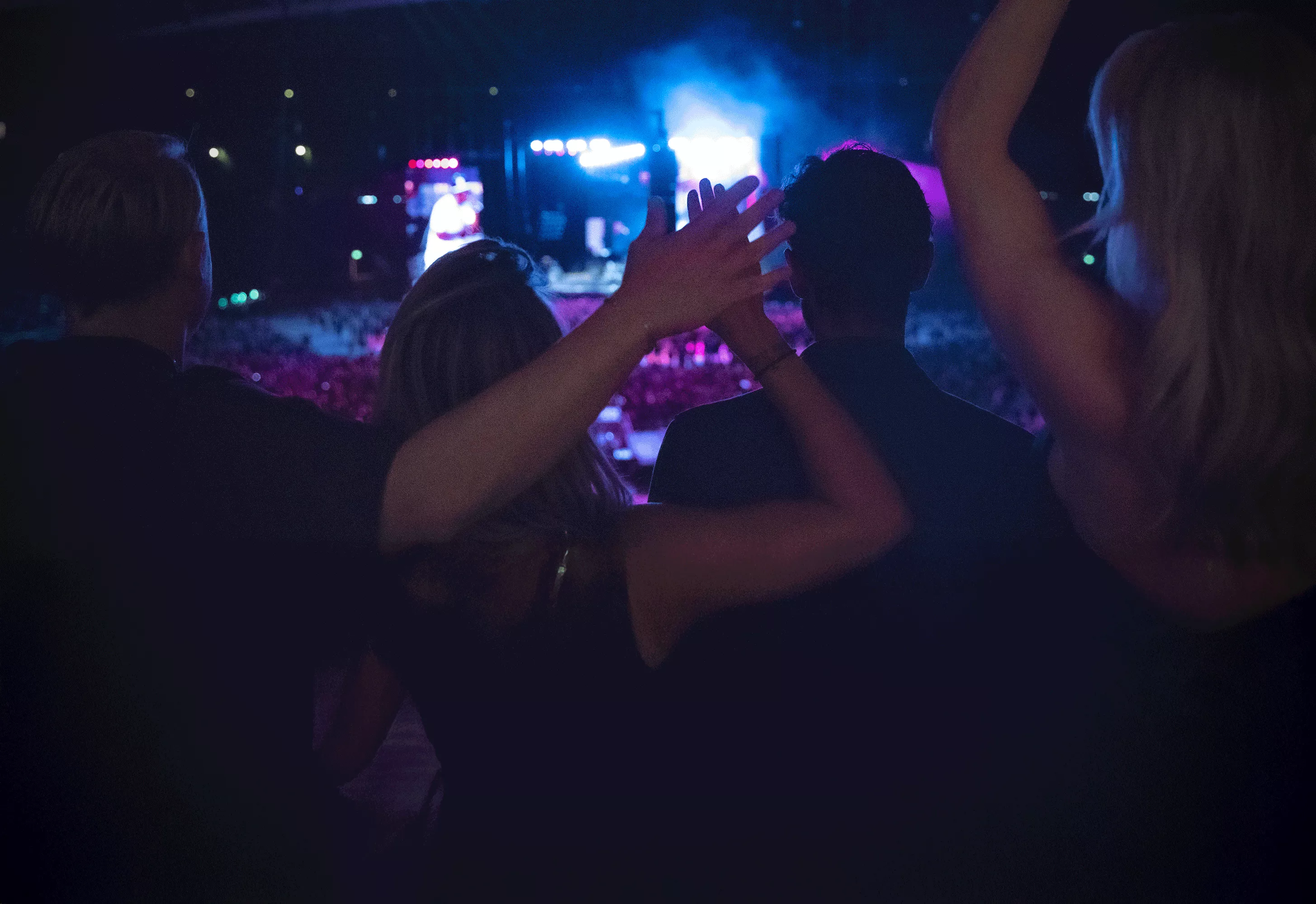 Avskilt&nbsp;mitt emot scenen